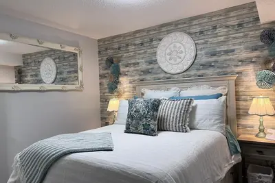 Image de Modern Super Clean Lakeside Retreat