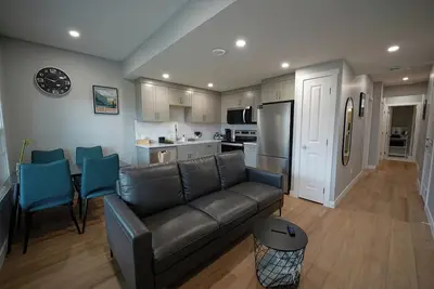 Image de Modern&Sunny 2br King+Queen Suite |Private Parking|Board games