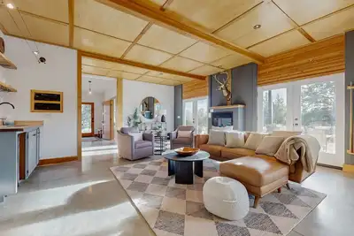 Image de Stylish mountain home featuring pool table, horseshoe pit, and mountain views