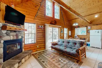 Image de Cozy cabins w/ fireplace, whirlpool tub, access to private dock, & fire pit