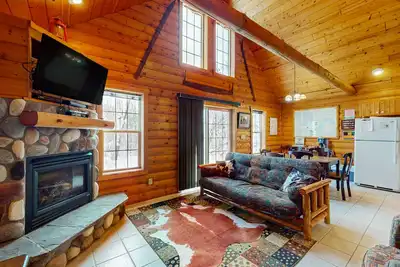 Image de Cozy cabin w/ fireplace, whirlpool tub, access to private dock, & fire pit