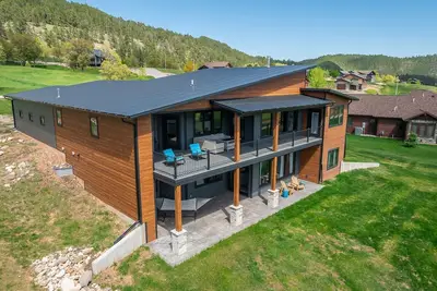 Image de Stunning spacious home w/ amazing views, hot tub, Ac & golf simulator