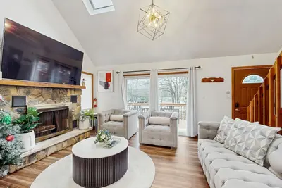 Image de Cozy lakeside chalet next to the beach w/ private hot tub, fire pit & game room