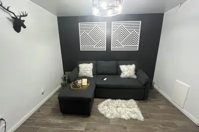 Image de Located in Basement of Twin Home. Relax & Play with Swim Spa & Game Room.