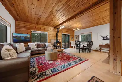 Image de Winter's Wonderland - Private Hot Tub, Dog Friendly, 10 Minutes to Donner Lake and Newly Remodeled