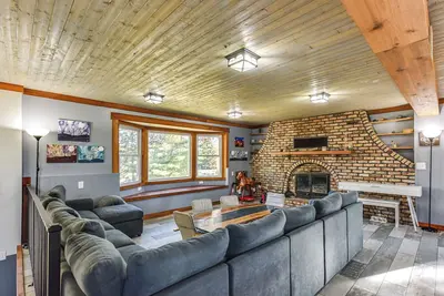 Image de 600-Sq-Ft Deck! Hutchinson Retreat on 5 Acres