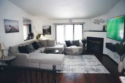 Image de 4 mins to hockey field, 10 to Ndsu; with gym & fireplace.