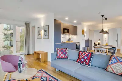 Image de Joli appartement pour 6 personnes avec bain à remous, piscine, Wifi, Tv et balcon