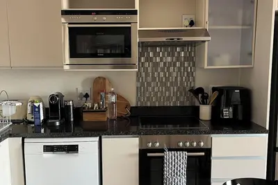 Image de Modern Waterfront Apartment with Balcony in Trendy The Rockwell, De Waterkant