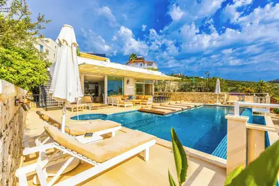 Image de Large 5-bedroom villa with a pool and children's pool plus gamesroom