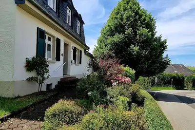 Image de Lovely country cottage with a large garden and mature trees to relax in.