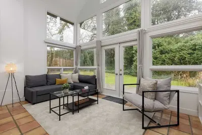 Image de Cinematic Hideaway Admist Lush Greenery