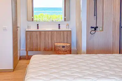 Image de Nouveau! Appartement 3 lits avec la plus belle vue de la Baie Orientale