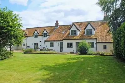 Image de Lovingly restored spacious old pub with a gym and a fire pit in a large garden.