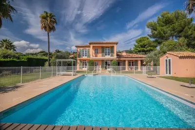 Image de Beautiful sunny villa with pool in secure domaine and access to private beach