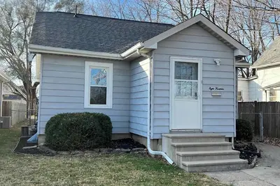 Cozy Retreat + 2 car garage