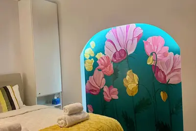 Image de Cozy two rooms with one bathroom, perfect for a comfortable stay.