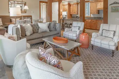 Image de Relax in a Spacious 3-Bedroom Condo Featuring Scenic Views & a Fireplace