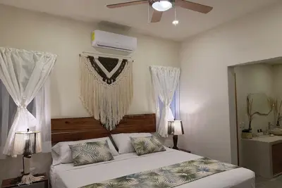 Image de New first floor apartment, in front of the pool, with A/C in rooms and Wifi.