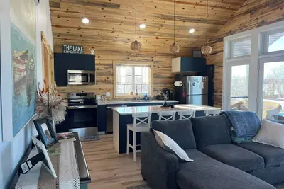 Image de 3-bedroom cabin in peaceful Gary with cozy charm