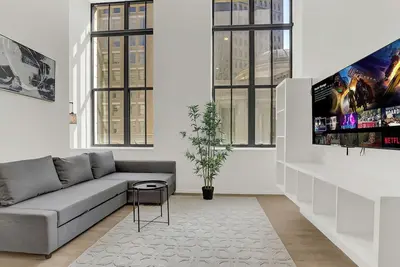 Image de Downtown Loft Near Stadiums w/ Gym. Pet-Friendly!