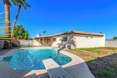 Image de Updated North E Phoenix. Sleeps 8, home with pool, near Scottsdale dining