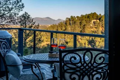 Image de Hidden Pines~ Canyon Views/ Hot Tub/ Luxe Retreat