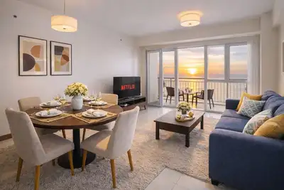 Image de Sunset Retreat - 4 Bedroom Home near Solaire (14pax)