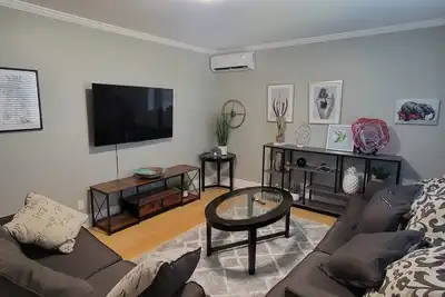 Image de No Service Charge- Newly Renovated & steps to Dining, Shopping, Entertainment