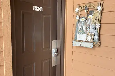 Image de Roomy 3rd floor end unit ski I/O, cathedral ceiling with lots of natural light