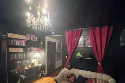 Image de Room for rent in a unique home cinema apartment – Heart of Plateau Mont-Royal