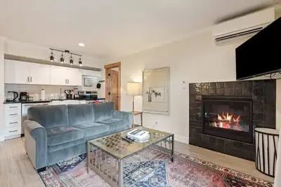 Image de Wall Street Wander - Steps to Downtown & River