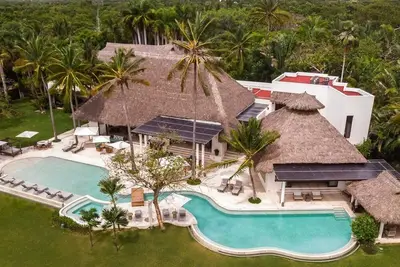 Image de Impeccable Beachfront Mansion in Punta Mita