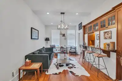 Image de Spacious 2br Loft on Abingdon’s Main Street. Walk to Dining, Theatre, & Shops