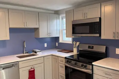 Image de 2-bed apartment in Middletown Ri. 2 miles to 1st Beach, 1. 8 miles to Thames St.