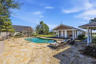 Image de Space to Gather. Room to Relax. Bring Everyone—This Texas Ranch Has It All