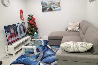 Image de New One-Bedroom Basement Suite within 10 minutes Drive to West Edmonton Mall