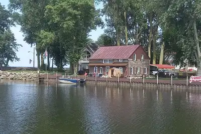 Image de Lakefront 1928 Log Cabin w/ Sauna, Docking, Fishing, Patio, Big Yard & Balcony