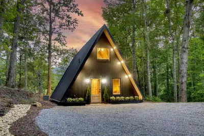 Image de Pet-Friendly Romantic A-Frame Cabin w/ Firepit, Games in Blue Ridge Mountains