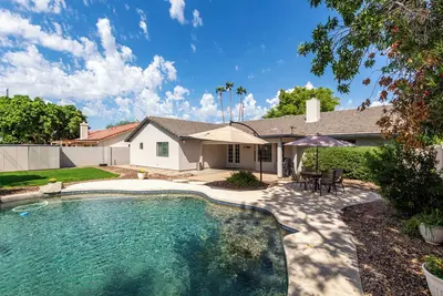 Image de Val Vista Lakes Salt Water Pool Gem