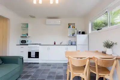 Image de 100m to the Beautiful Beach, fully self contained bungalow and pet friendly.