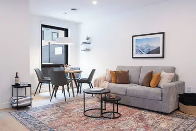 Image de Cozy 1-Bedroom Condo with Large Private Hot Tub, Perfect for a Relaxing Stay in Revelstoke.