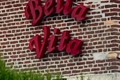 Image de Maison avec cheminée et jardin