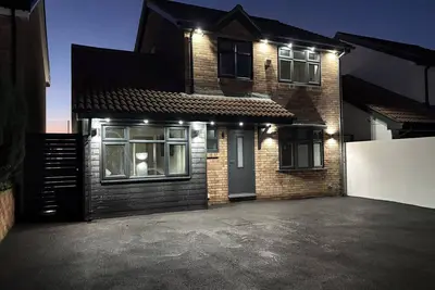 Image de Perfect 4-bedroom villa with hot tub in lovely Barry for a relaxing stay