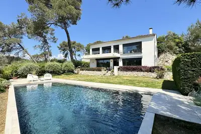 Image de Villa d'architecte moderne avec piscine - Immersion nature & lumière