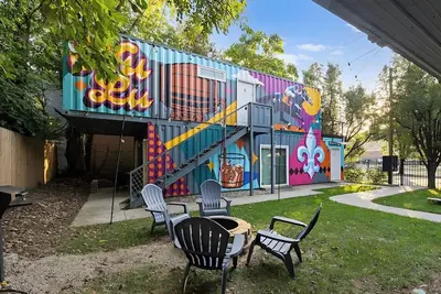 Image de Experience the Unique Re-NuLu Shipping Container