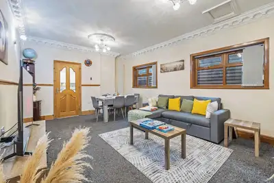 Image de Large 4br Home Near Nec | Sleeps 11 | with  Free Parking