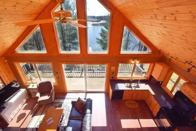 Image de Cozy 4-bedroom Cabin with Hot Tub overlooking Birch Island Lake