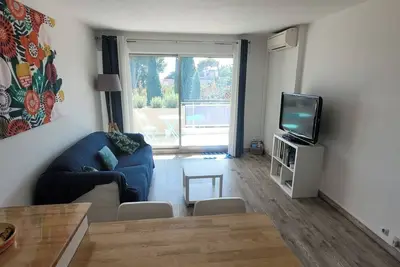 Image de T2, 4 personnes, 50 m2, climatisé, balcon sud avec aperçu mer, parking privé