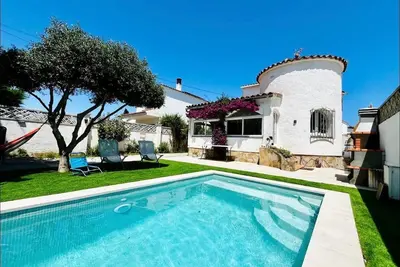 Image de Très jolie villa avec piscine chauffée, wifi, jardin, 4 chambres, rénovée 2024